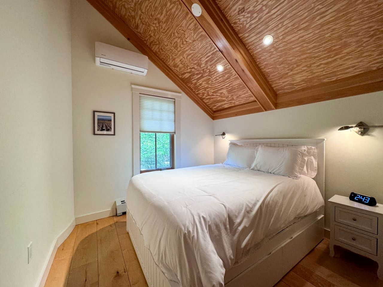 Luxurious Cabin with Lovely Furnished Deck Views in New Hampshire