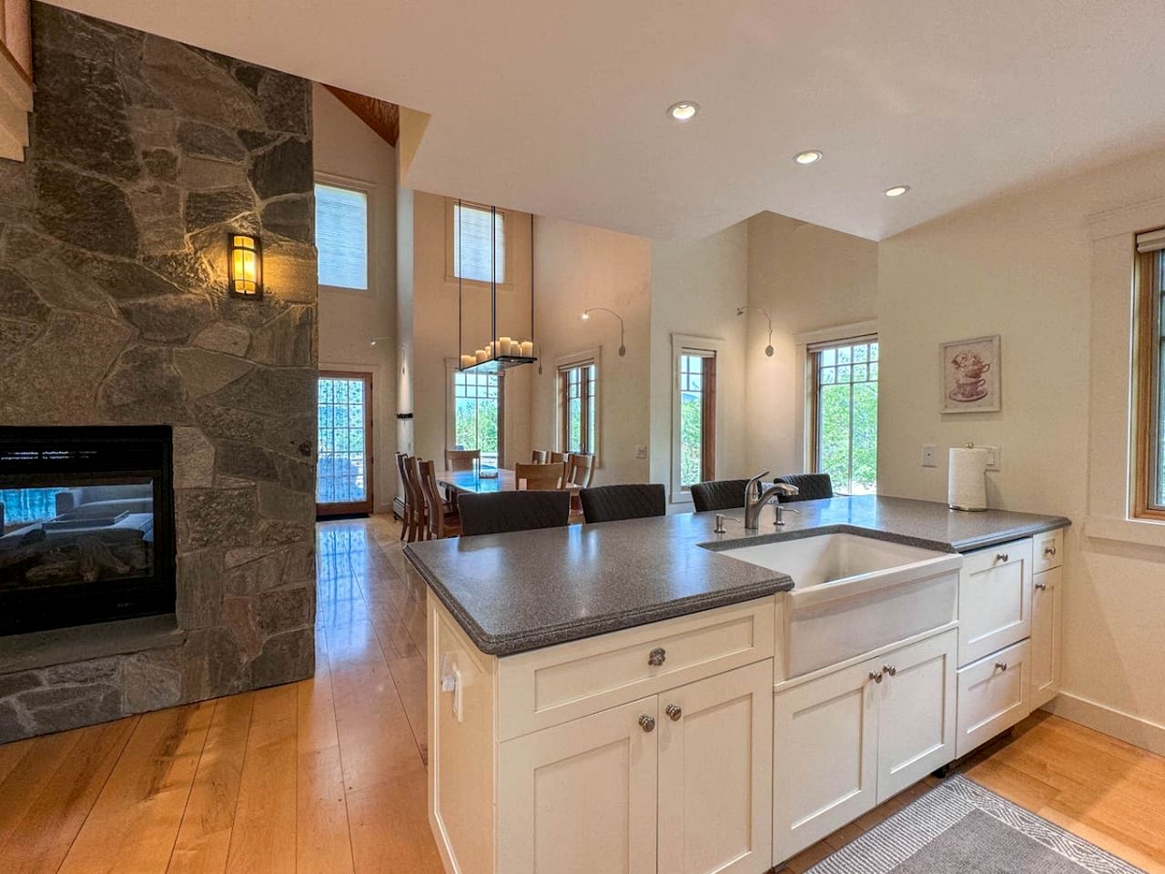 Luxurious Cabin with Lovely Furnished Deck Views in New Hampshire