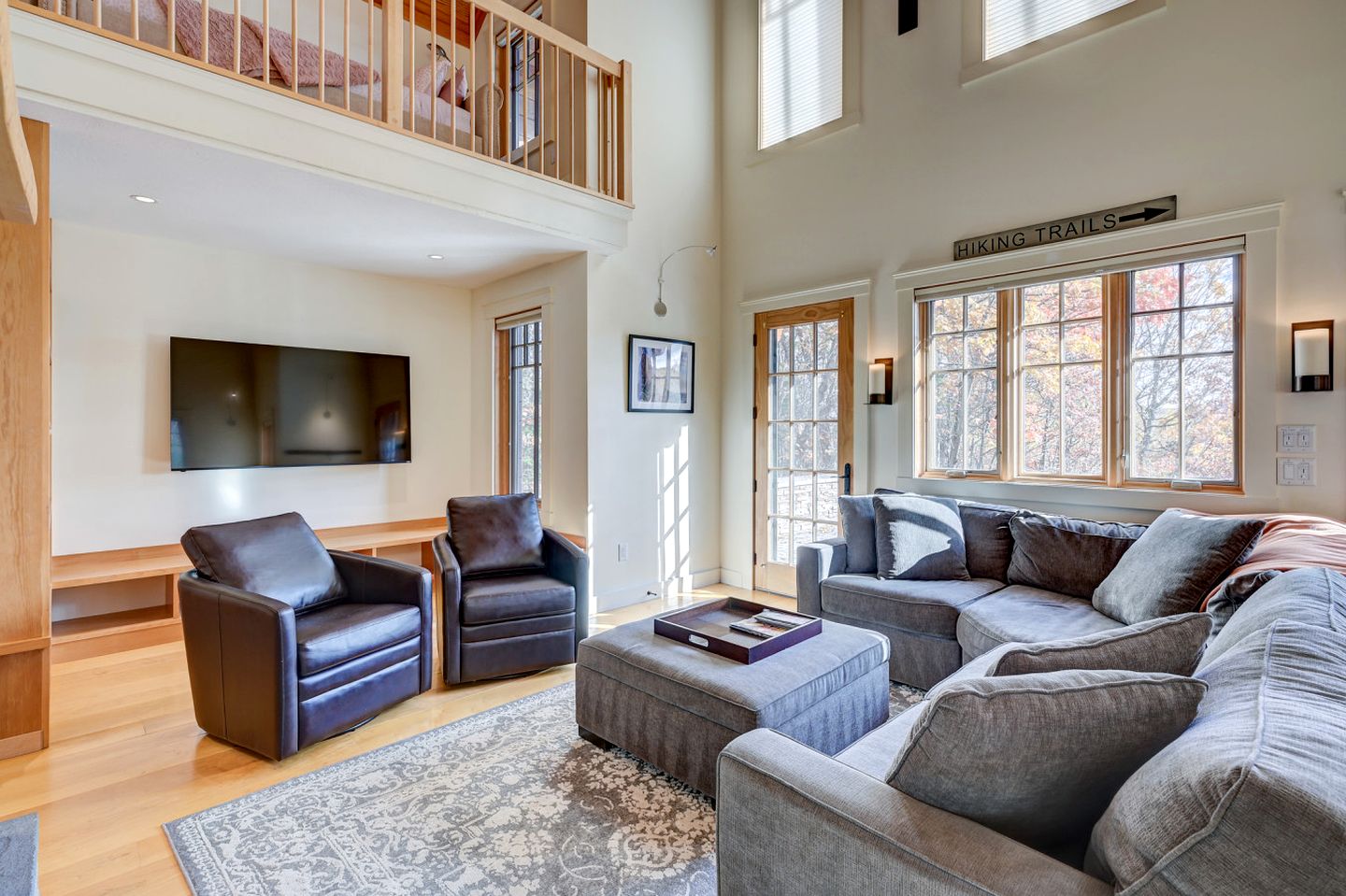 Luxurious Cabin with Lovely Furnished Deck Views in New Hampshire