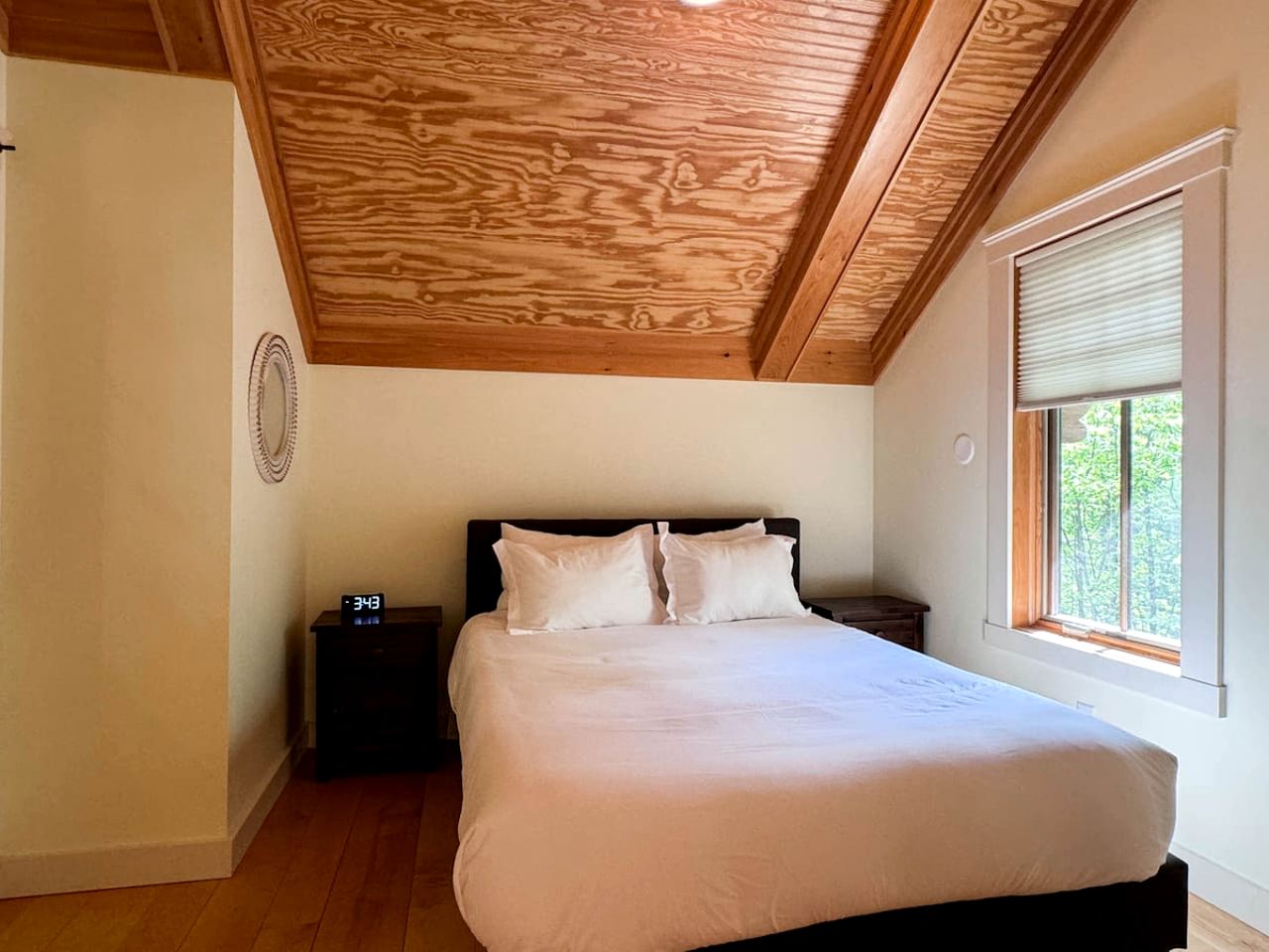 Luxurious Cabin with Lovely Furnished Deck Views in New Hampshire