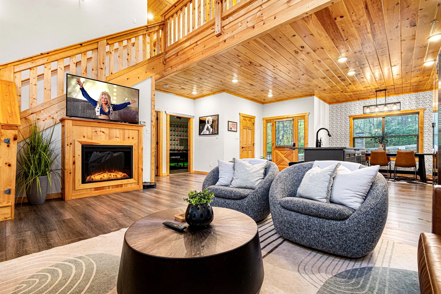 Luxurious Dolly Parton Inspired Cabin with Indoor Pool, a Private Hot Tub, and Arcade Games near Dollywood, Tennessee