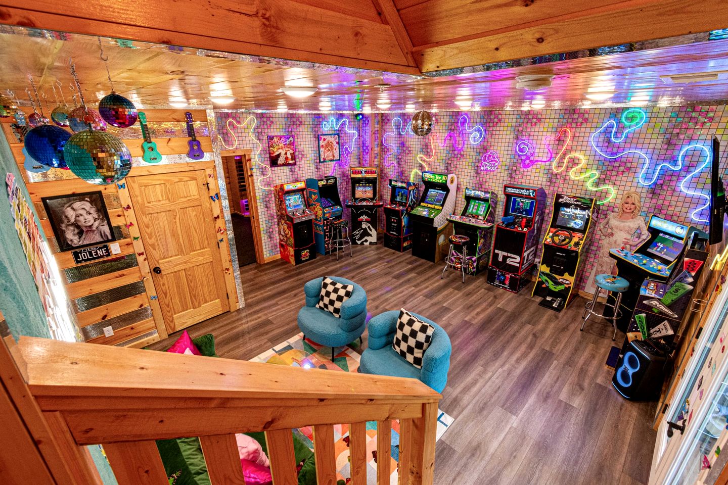Luxurious Dolly Parton Inspired Cabin with Indoor Pool, a Private Hot Tub, and Arcade Games near Dollywood, Tennessee