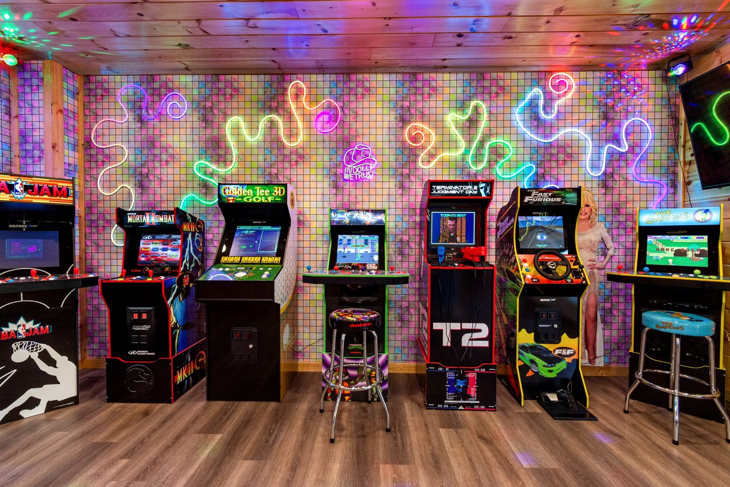 Luxurious Dolly Parton Inspired Cabin with Indoor Pool, a Private Hot Tub, and Arcade Games near Dollywood, Tennessee