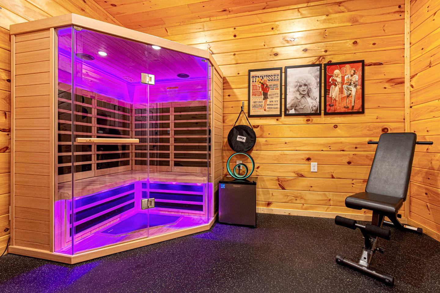 Luxurious Dolly Parton Inspired Cabin with Indoor Pool, a Private Hot Tub, and Arcade Games near Dollywood, Tennessee