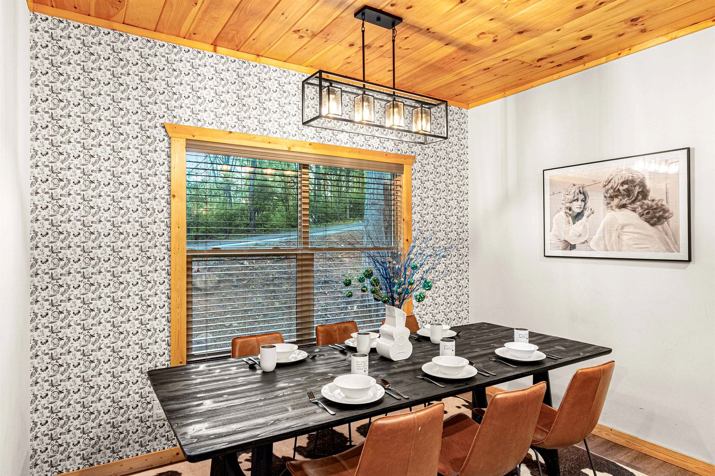 Luxurious Dolly Parton Inspired Cabin with Indoor Pool, a Private Hot Tub, and Arcade Games near Dollywood, Tennessee