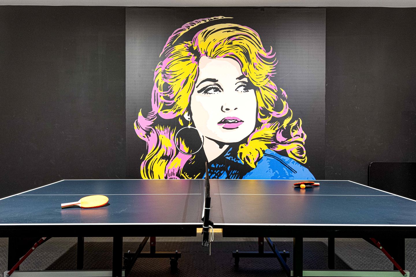 Luxurious Dolly Parton Inspired Cabin with Indoor Pool, a Private Hot Tub, and Arcade Games near Dollywood, Tennessee