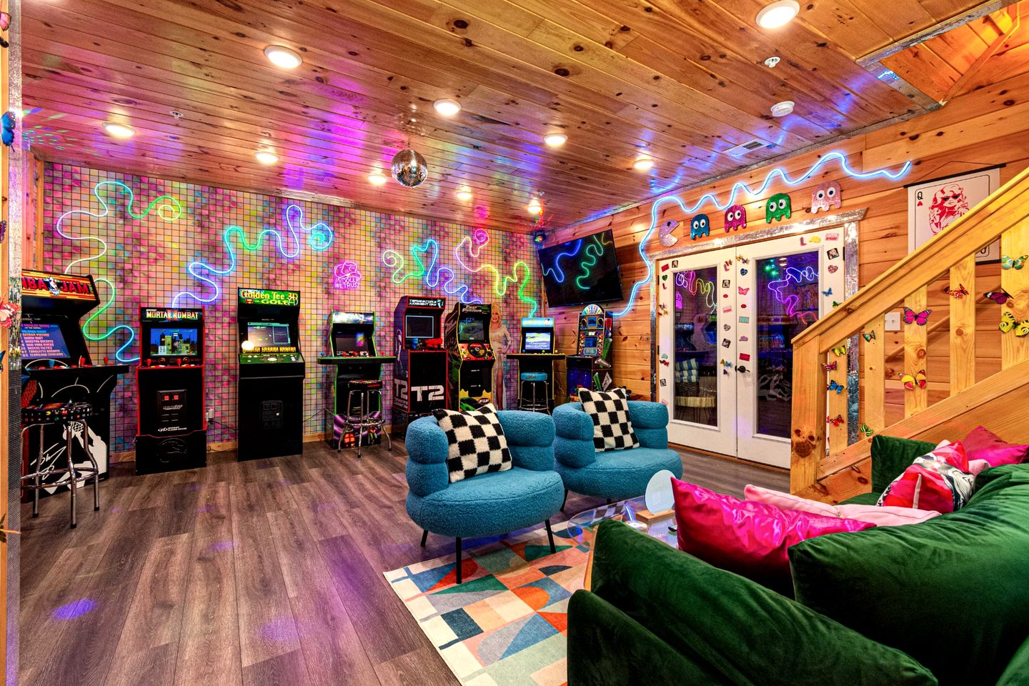 Luxurious Dolly Parton Inspired Cabin with Indoor Pool, a Private Hot Tub, and Arcade Games near Dollywood, Tennessee