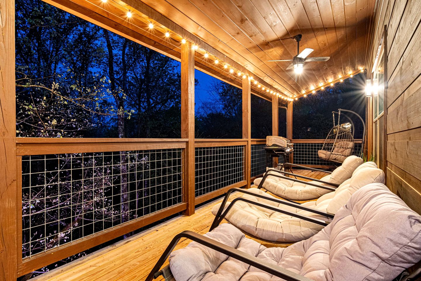 Luxurious Dolly Parton Inspired Cabin with Indoor Pool, a Private Hot Tub, and Arcade Games near Dollywood, Tennessee