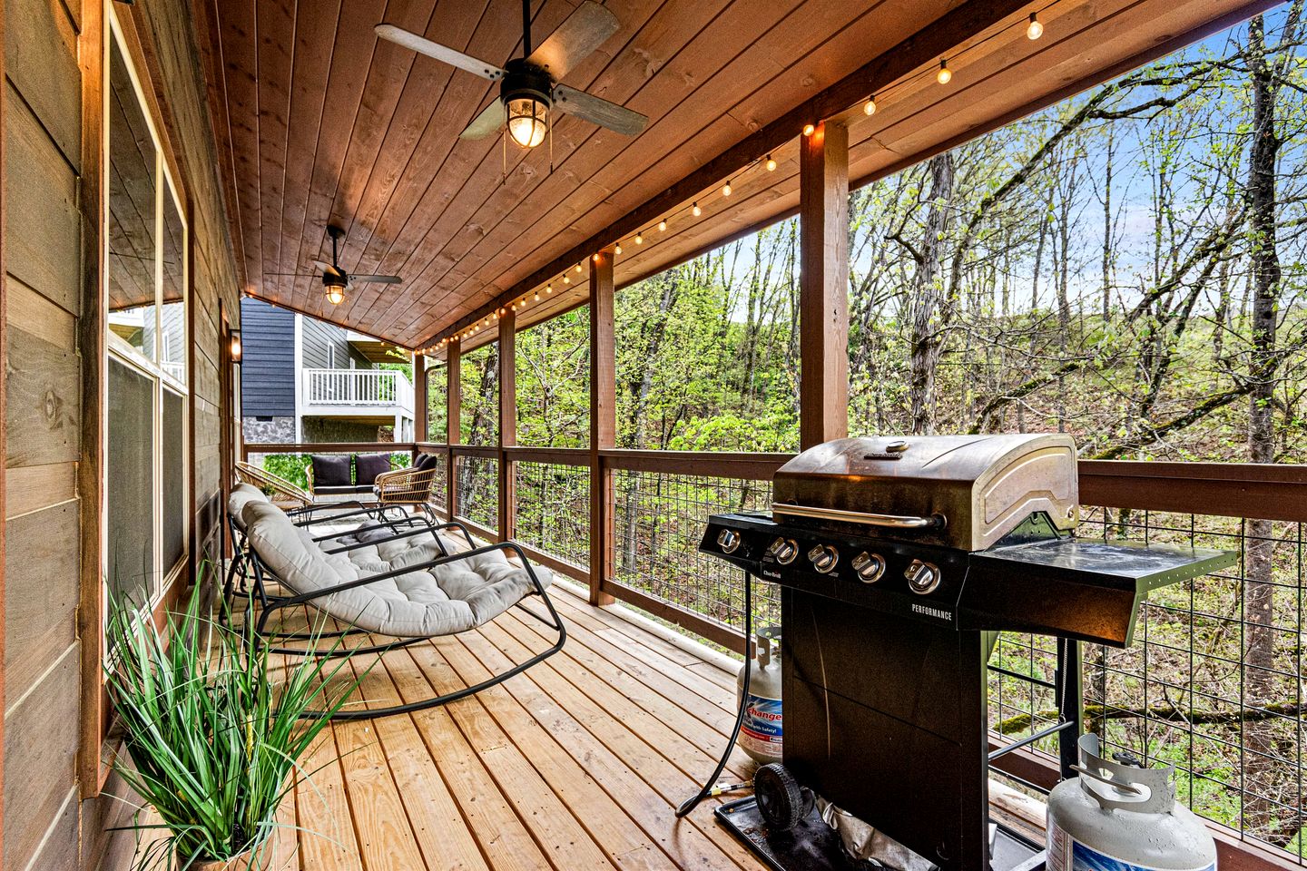 Luxurious Dolly Parton Inspired Cabin with Indoor Pool, a Private Hot Tub, and Arcade Games near Dollywood, Tennessee