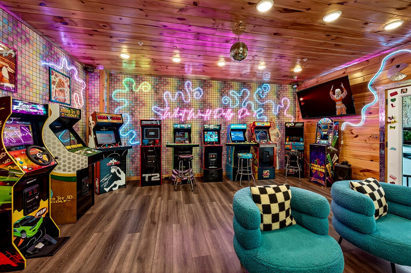 Luxurious Dolly Parton Inspired Cabin with Indoor Pool, a Private Hot Tub, and Arcade Games near Dollywood, Tennessee