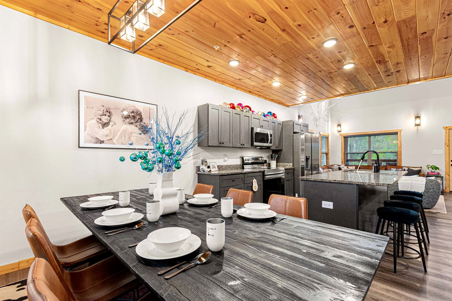 Luxurious Dolly Parton Inspired Cabin with Indoor Pool, a Private Hot Tub, and Arcade Games near Dollywood, Tennessee