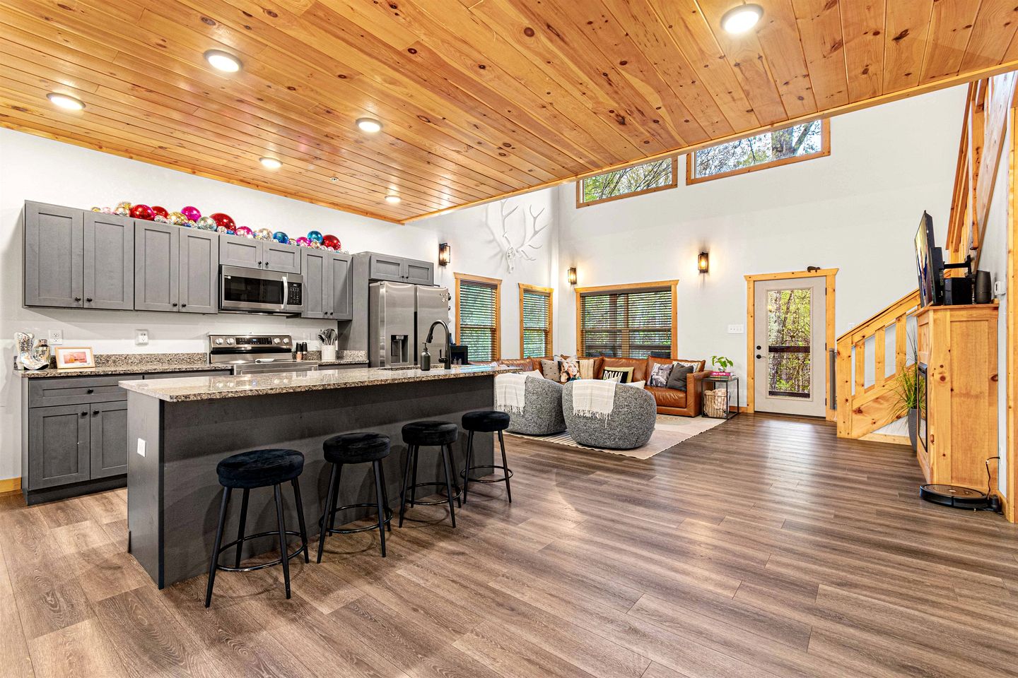 Luxurious Dolly Parton Inspired Cabin with Indoor Pool, a Private Hot Tub, and Arcade Games near Dollywood, Tennessee