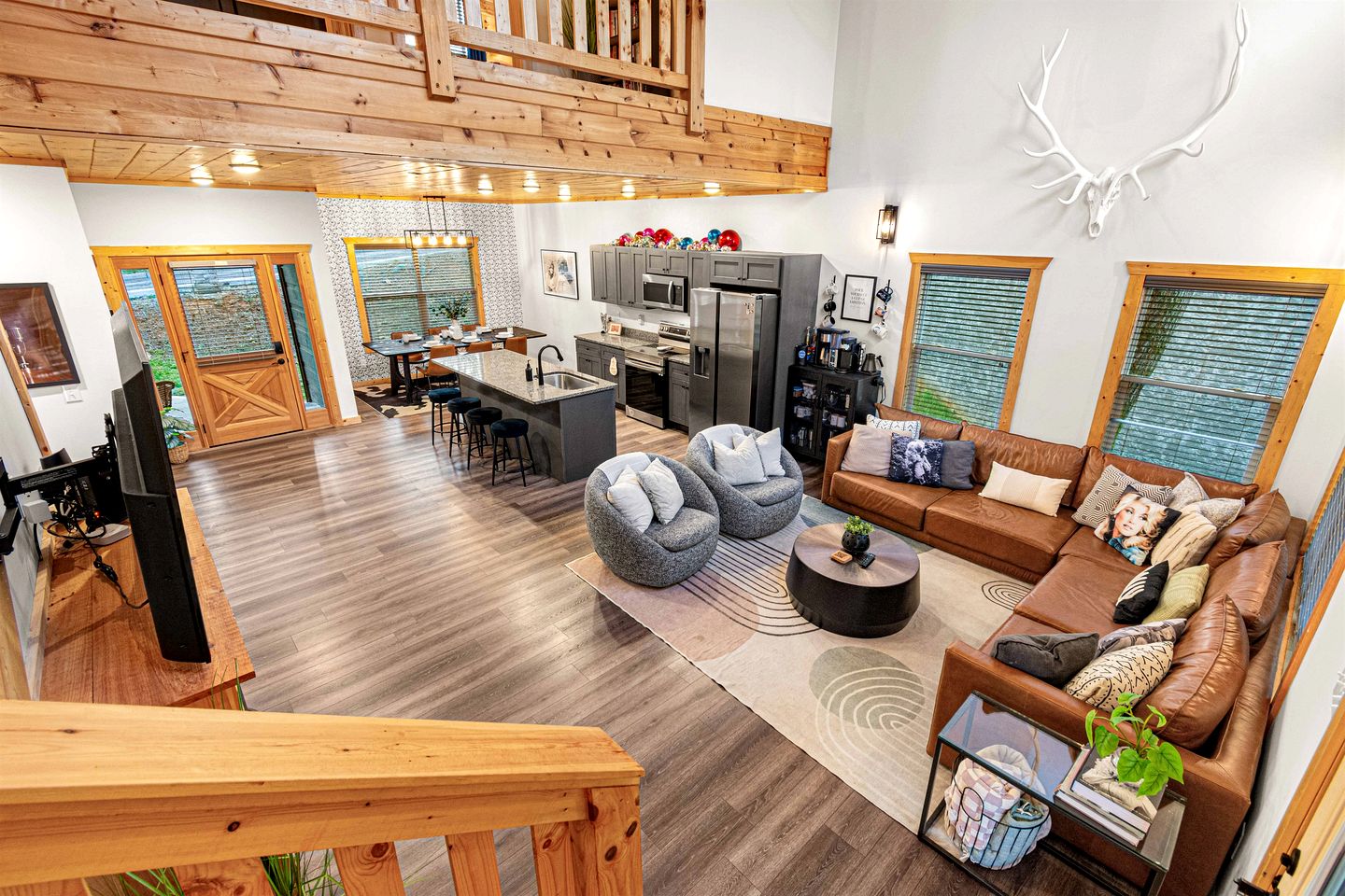 Luxurious Dolly Parton Inspired Cabin with Indoor Pool, a Private Hot Tub, and Arcade Games near Dollywood, Tennessee