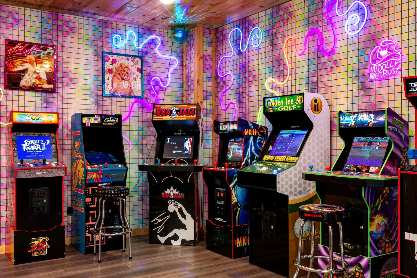 Luxurious Dolly Parton Inspired Cabin with Indoor Pool, a Private Hot Tub, and Arcade Games near Dollywood, Tennessee