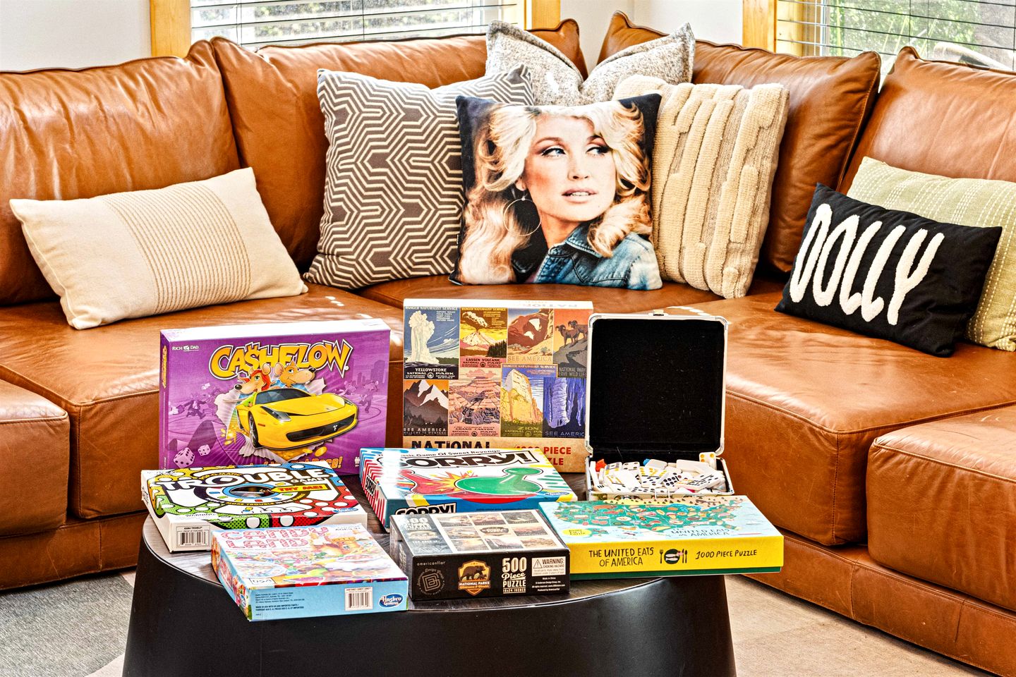 Luxurious Dolly Parton Inspired Cabin with Indoor Pool, a Private Hot Tub, and Arcade Games near Dollywood, Tennessee