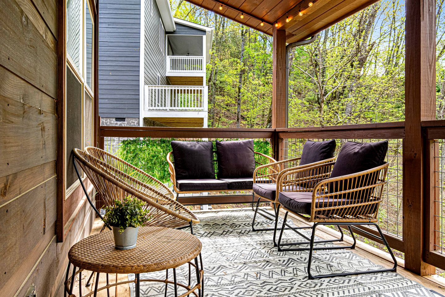 Luxurious Dolly Parton Inspired Cabin with Indoor Pool, a Private Hot Tub, and Arcade Games near Dollywood, Tennessee