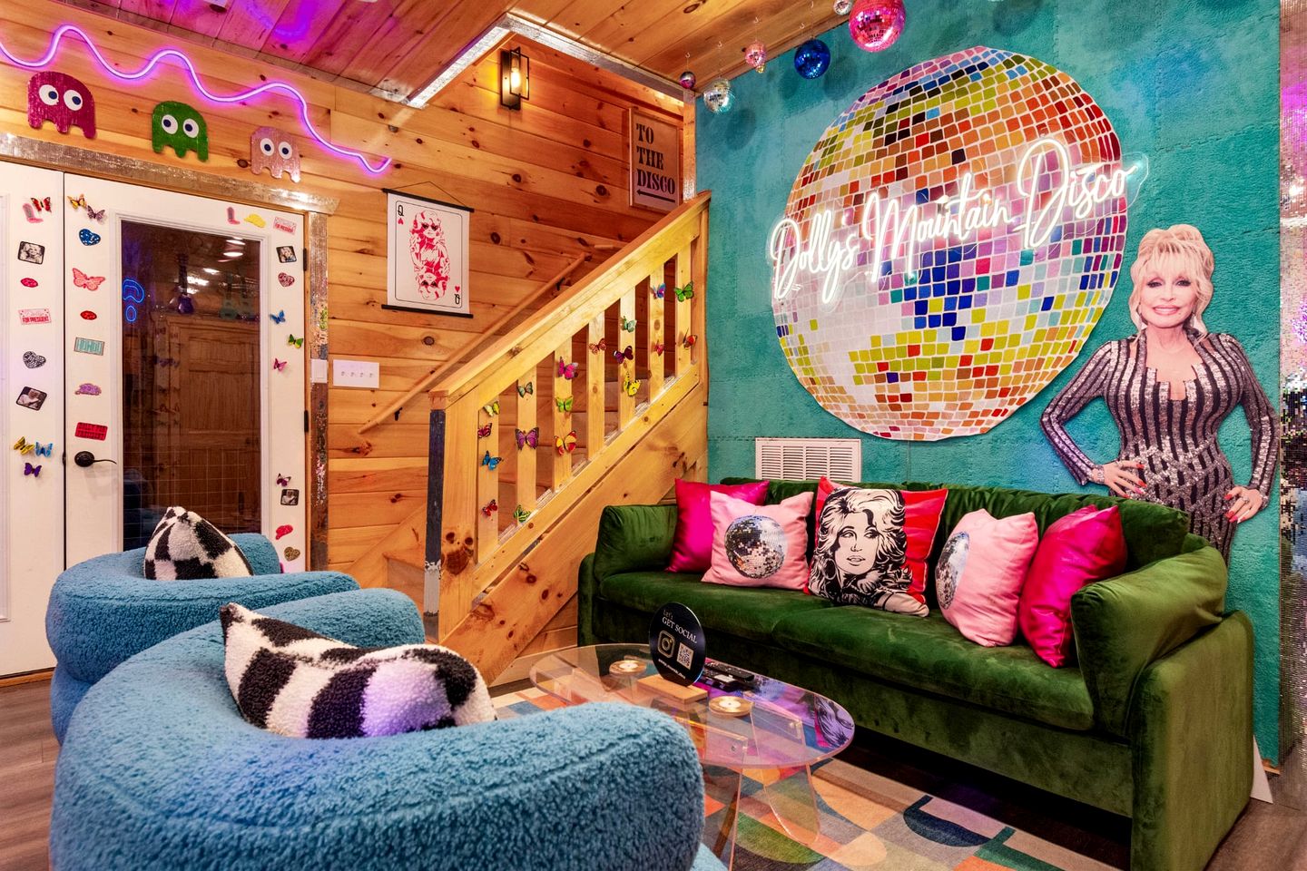Luxurious Dolly Parton Inspired Cabin with Indoor Pool, a Private Hot Tub, and Arcade Games near Dollywood, Tennessee