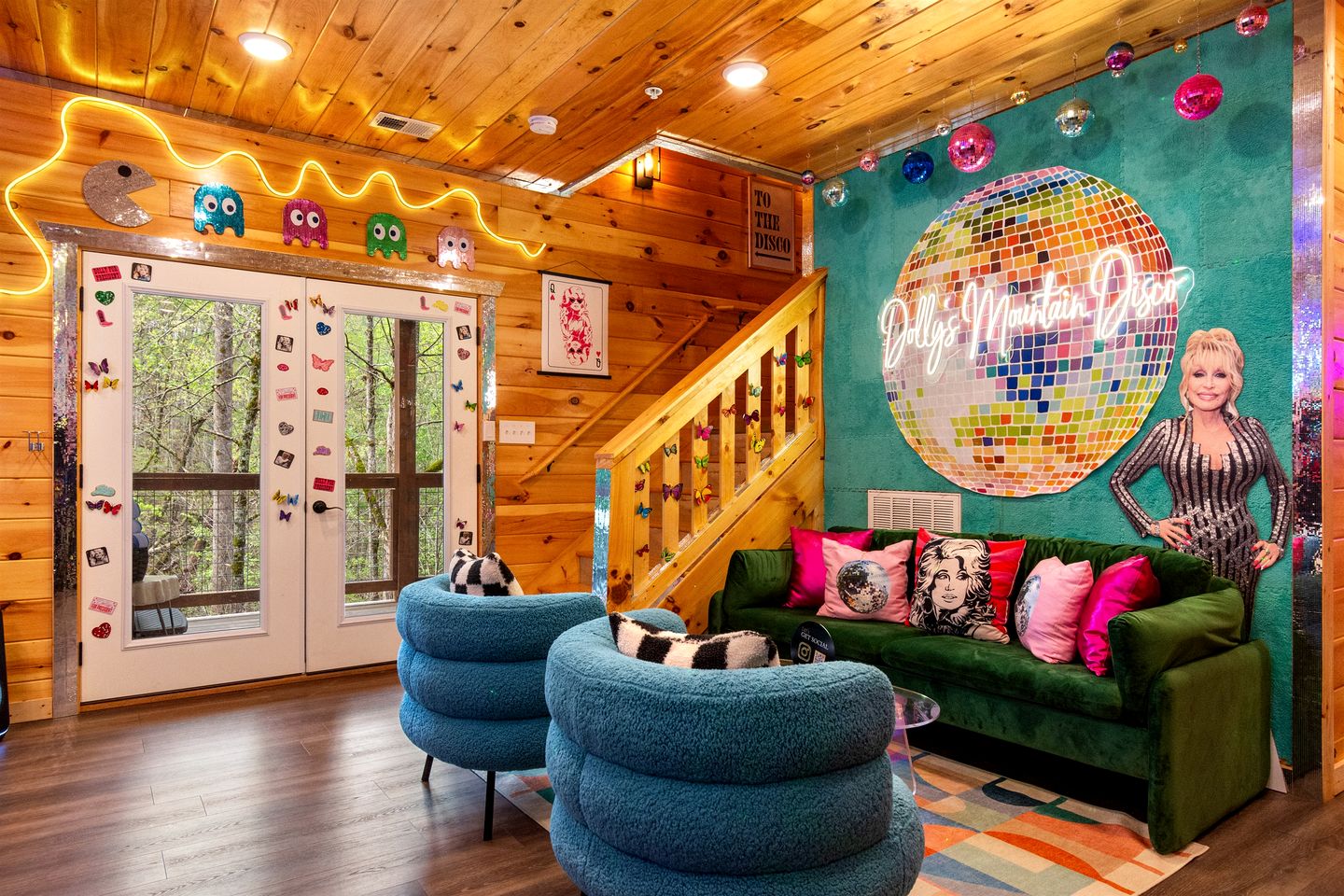 Luxurious Dolly Parton Inspired Cabin with Indoor Pool, a Private Hot Tub, and Arcade Games near Dollywood, Tennessee