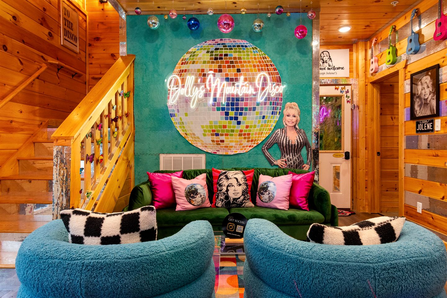 Luxurious Dolly Parton Inspired Cabin with Indoor Pool, a Private Hot Tub, and Arcade Games near Dollywood, Tennessee