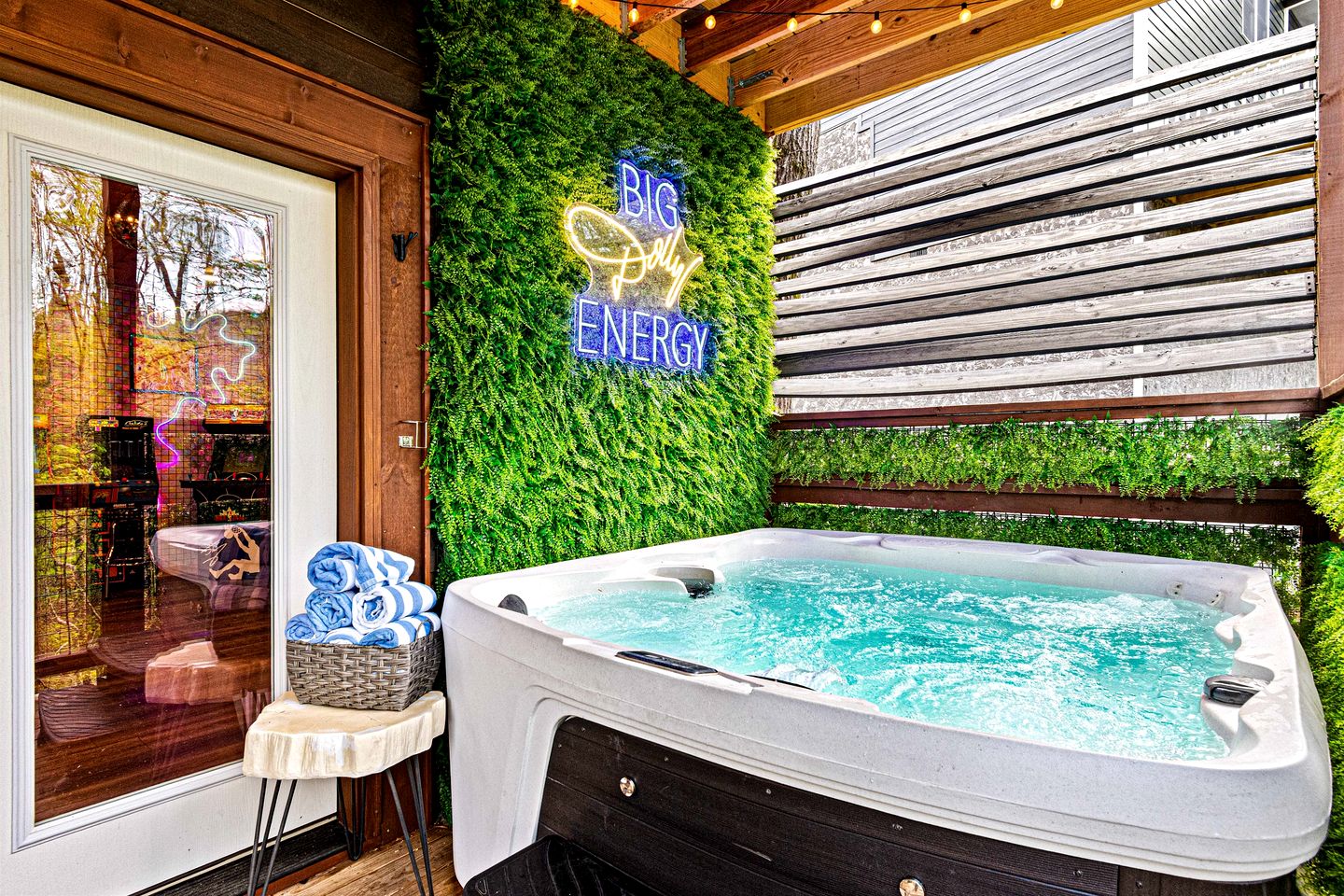 Luxurious Dolly Parton Inspired Cabin with Indoor Pool, a Private Hot Tub, and Arcade Games near Dollywood, Tennessee