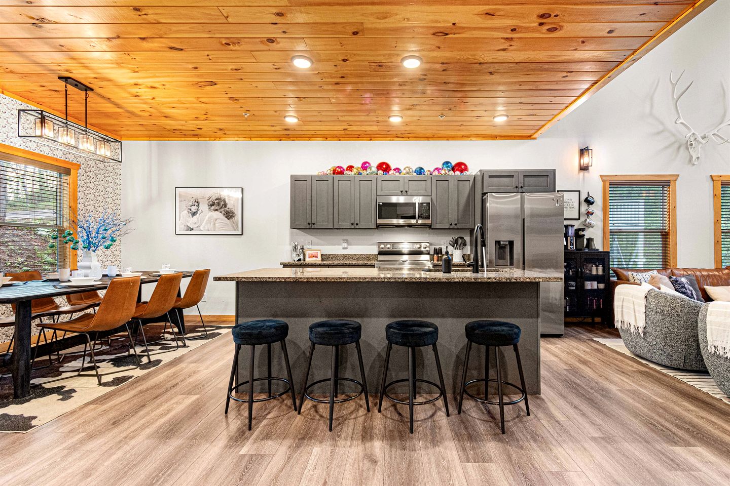 Luxurious Dolly Parton Inspired Cabin with Indoor Pool, a Private Hot Tub, and Arcade Games near Dollywood, Tennessee