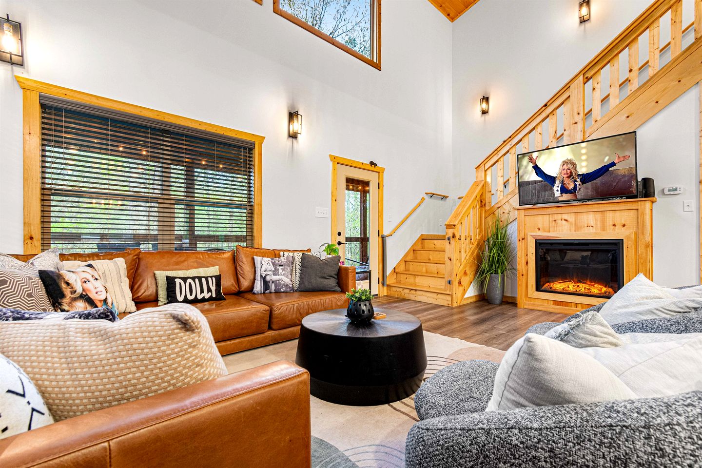 Luxurious Dolly Parton Inspired Cabin with Indoor Pool, a Private Hot Tub, and Arcade Games near Dollywood, Tennessee