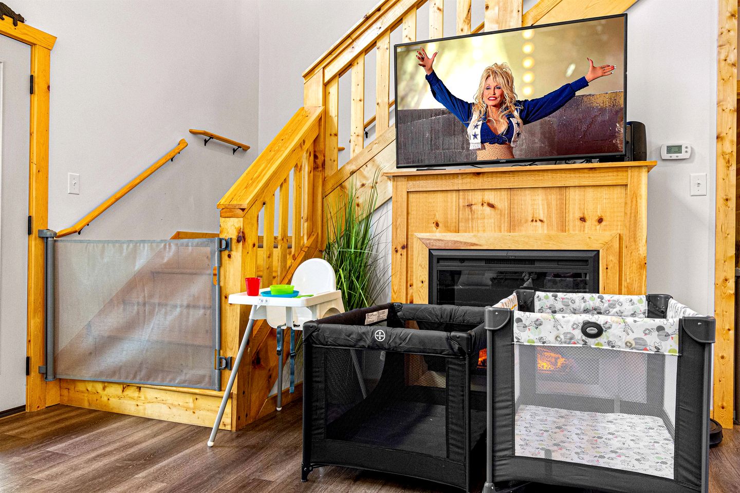 Luxurious Dolly Parton Inspired Cabin with Indoor Pool, a Private Hot Tub, and Arcade Games near Dollywood, Tennessee