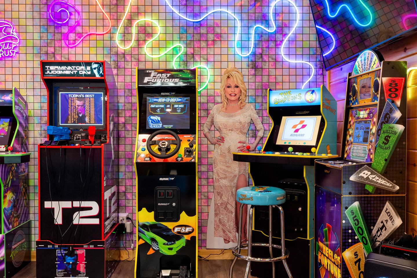 Luxurious Dolly Parton Inspired Cabin with Indoor Pool, a Private Hot Tub, and Arcade Games near Dollywood, Tennessee
