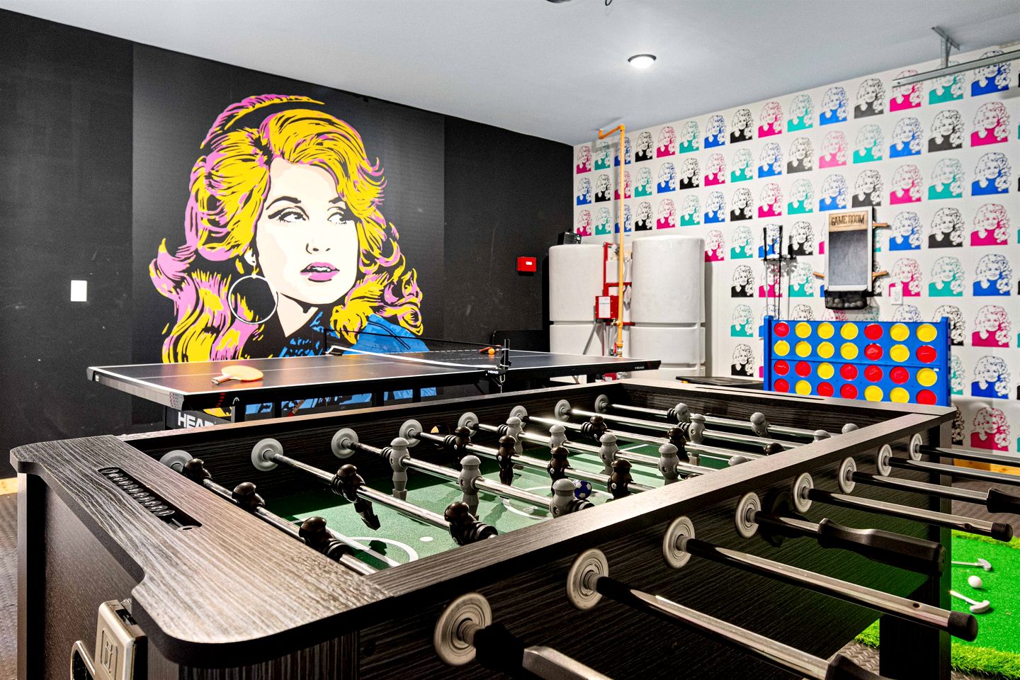 Luxurious Dolly Parton Inspired Cabin with Indoor Pool, a Private Hot Tub, and Arcade Games near Dollywood, Tennessee
