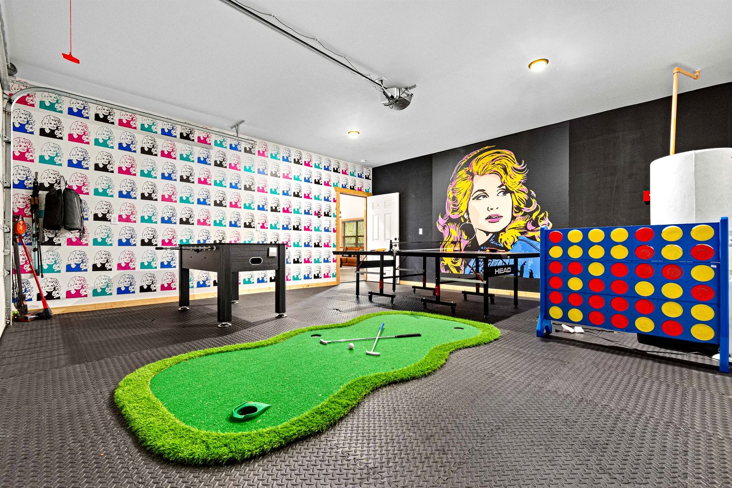 Luxurious Dolly Parton Inspired Cabin with Indoor Pool, a Private Hot Tub, and Arcade Games near Dollywood, Tennessee