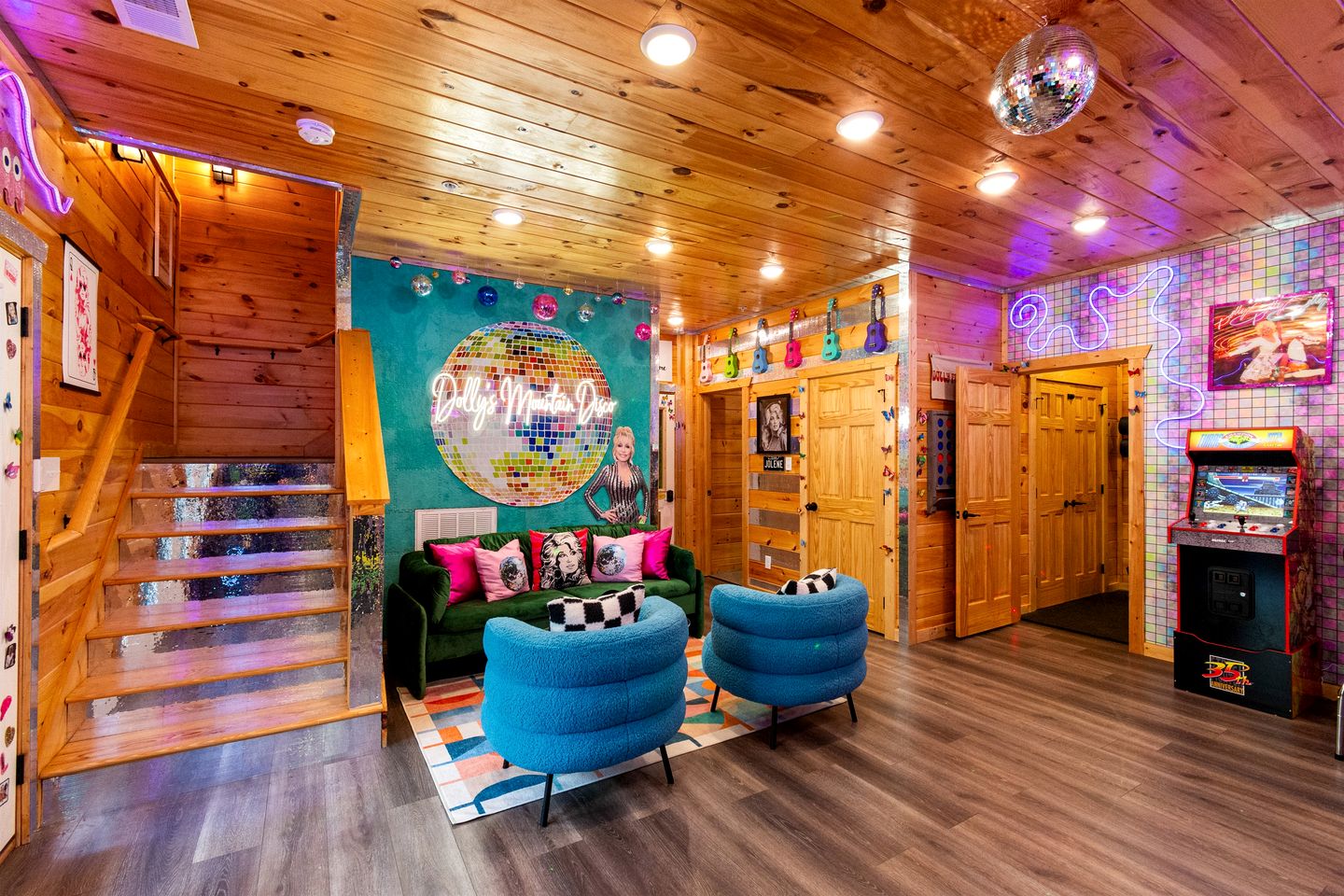 Luxurious Dolly Parton Inspired Cabin with Indoor Pool, a Private Hot Tub, and Arcade Games near Dollywood, Tennessee