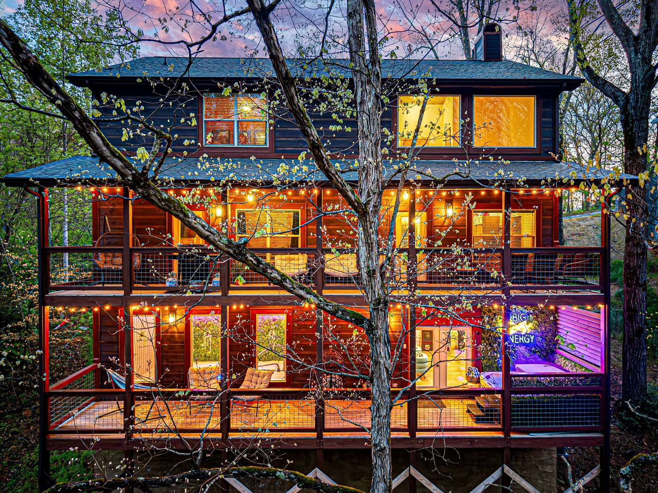 Luxurious Dolly Parton Inspired Cabin with Indoor Pool, a Private Hot Tub, and Arcade Games near Dollywood, Tennessee