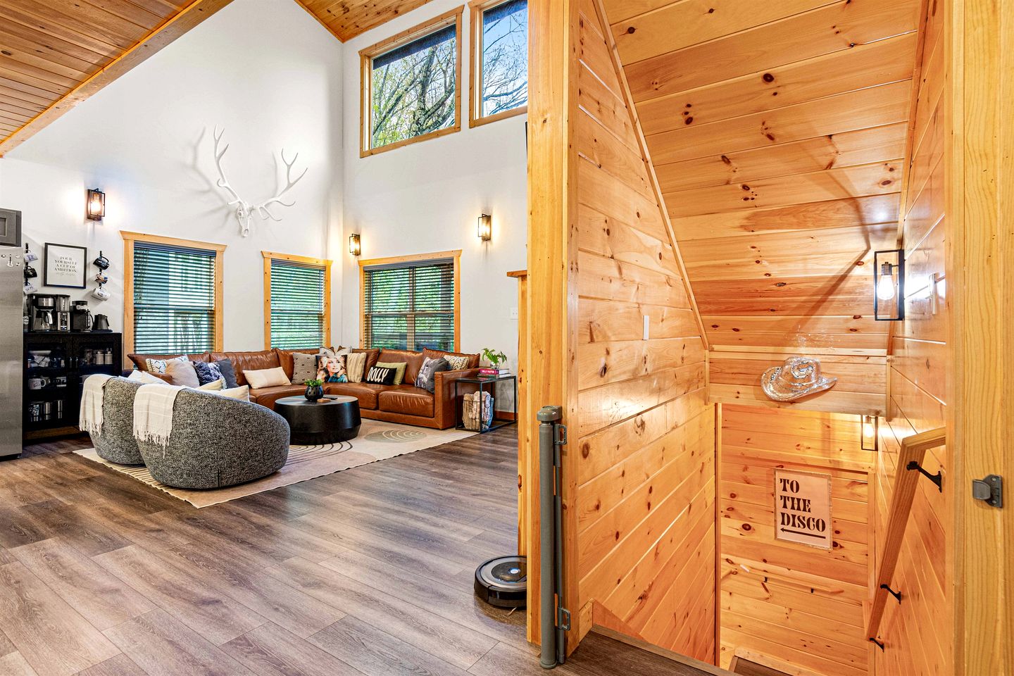Luxurious Dolly Parton Inspired Cabin with Indoor Pool, a Private Hot Tub, and Arcade Games near Dollywood, Tennessee
