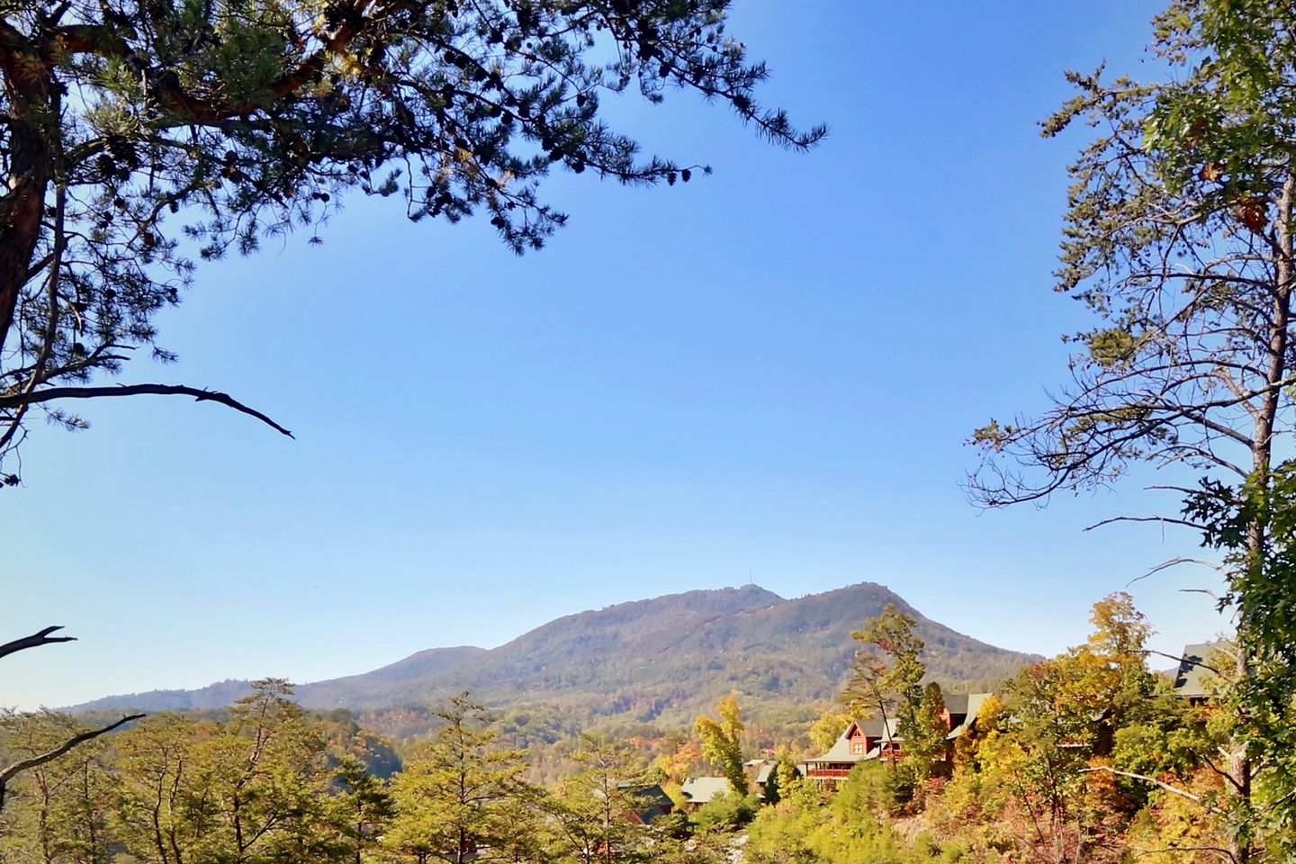 Mountain Cabin with Hot-Tub, Amazing Views and Pools in Sevierville, Tennessee