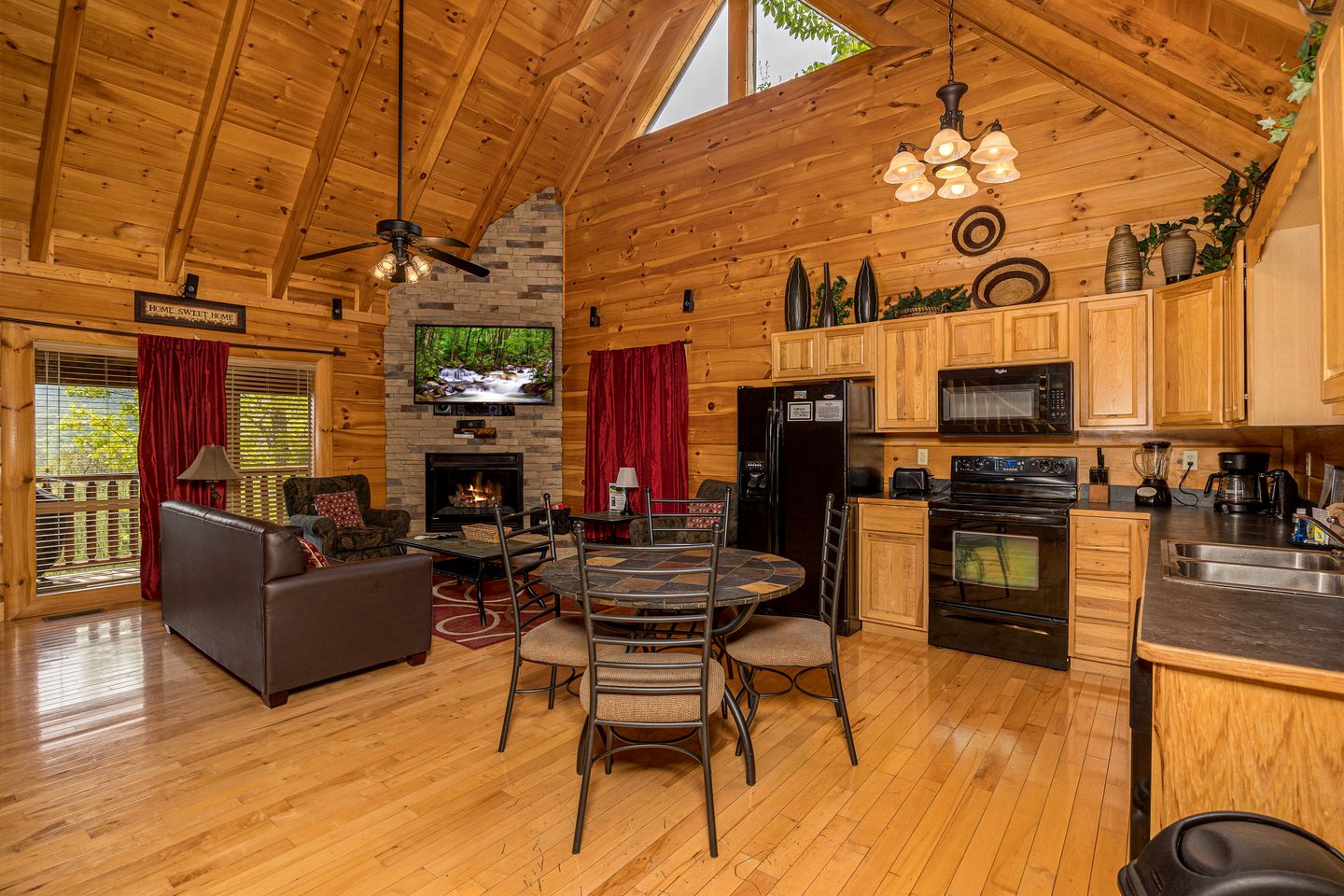 Mountain Cabin with Hot-Tub, Amazing Views and Pools in Sevierville, Tennessee