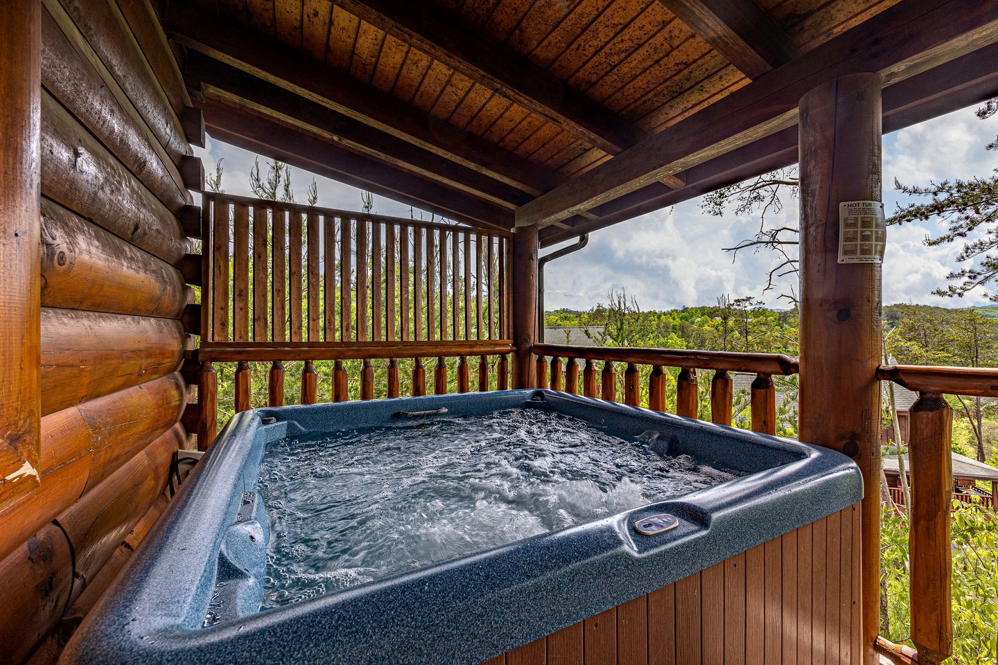Mountain Cabin with Hot-Tub, Amazing Views and Pools in Sevierville, Tennessee