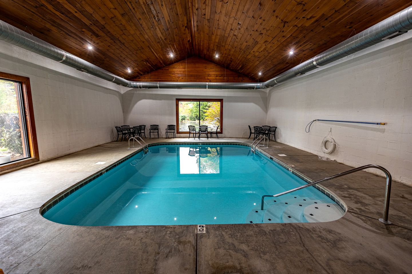 Mountain Cabin with Hot-Tub, Amazing Views and Pools in Sevierville, Tennessee