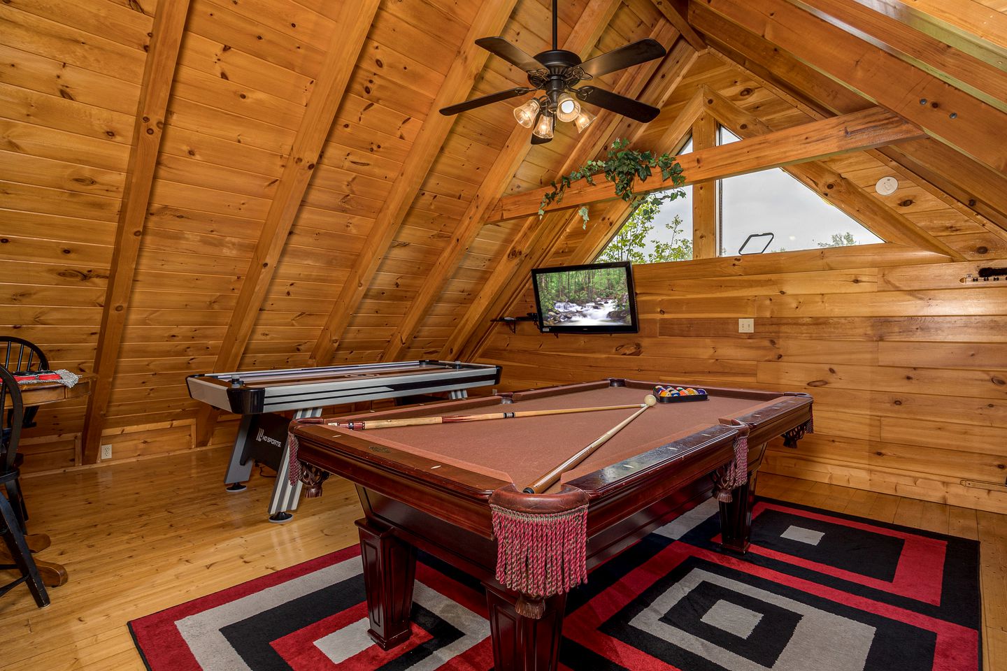 Mountain Cabin with Hot-Tub, Amazing Views and Pools in Sevierville, Tennessee