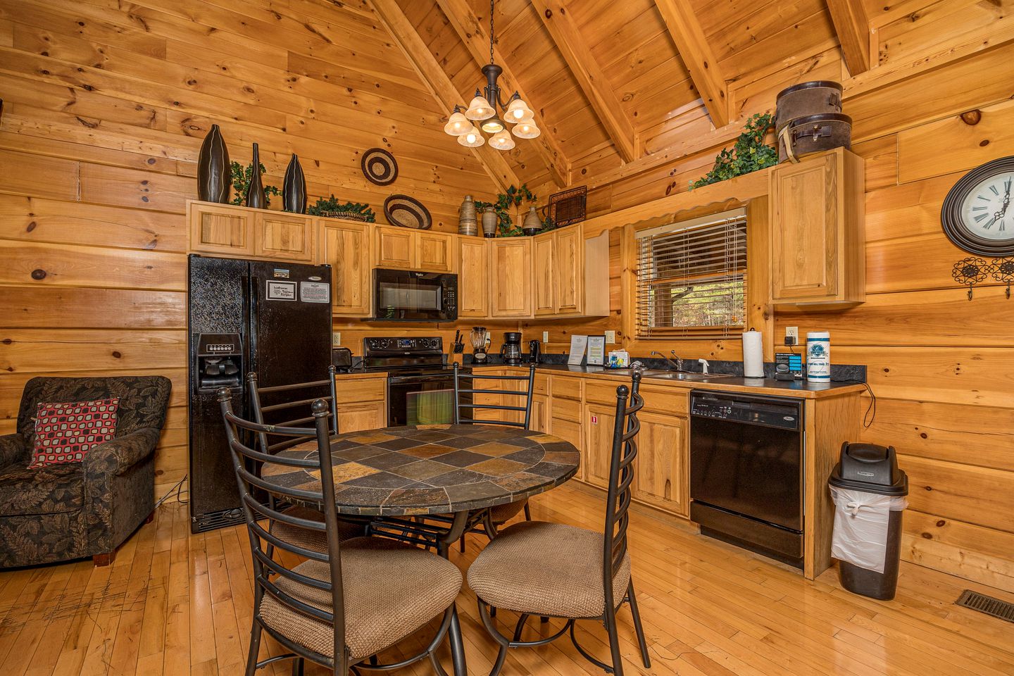 Mountain Cabin with Hot-Tub, Amazing Views and Pools in Sevierville, Tennessee