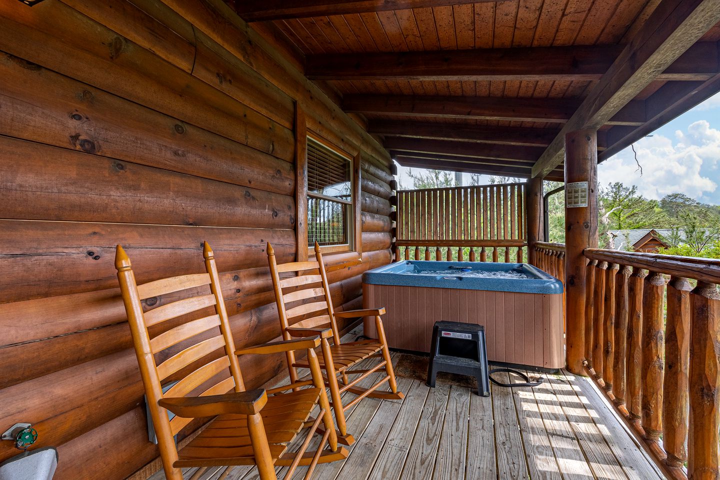 Mountain Cabin with Hot-Tub, Amazing Views and Pools in Sevierville, Tennessee