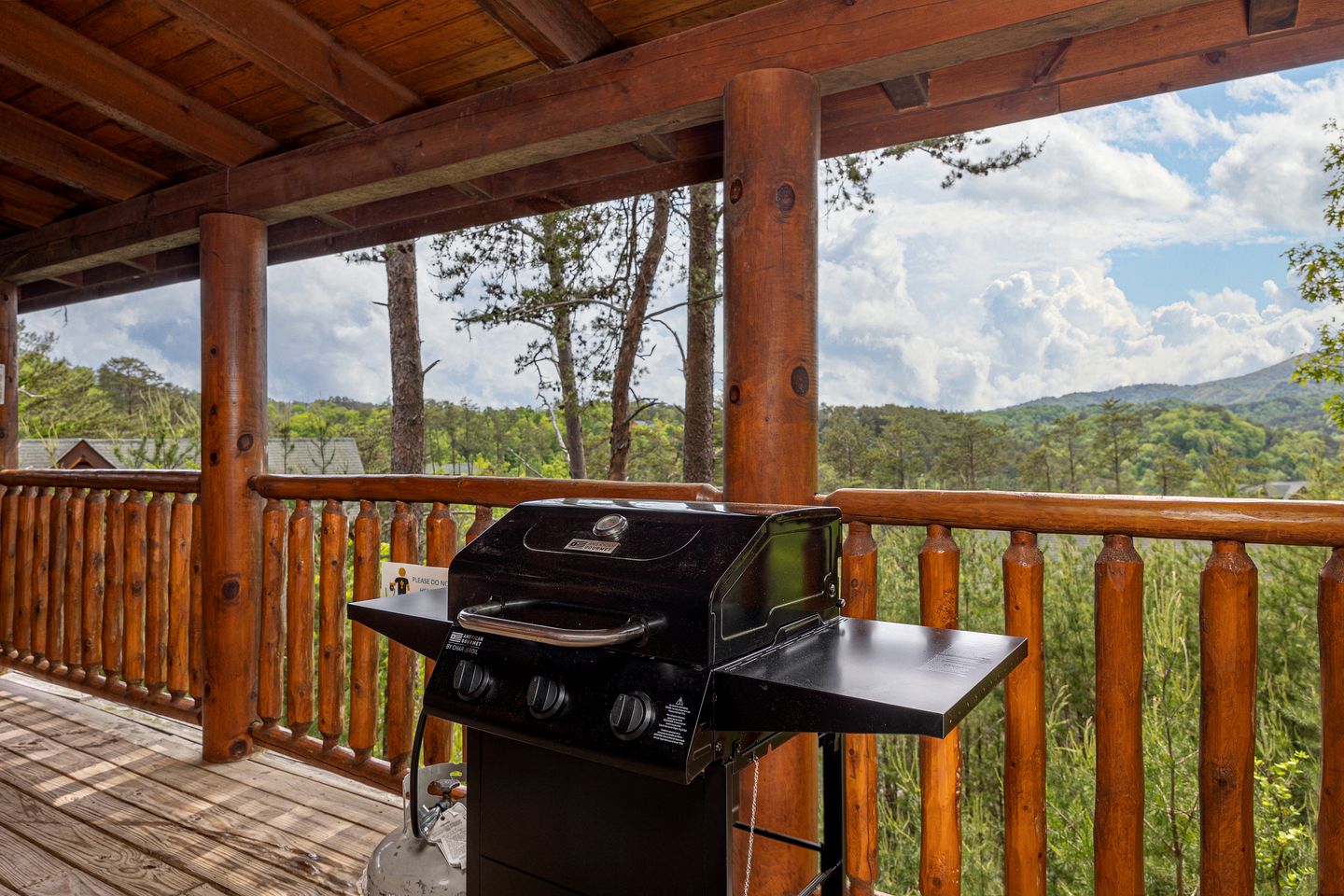 Mountain Cabin with Hot-Tub, Amazing Views and Pools in Sevierville, Tennessee