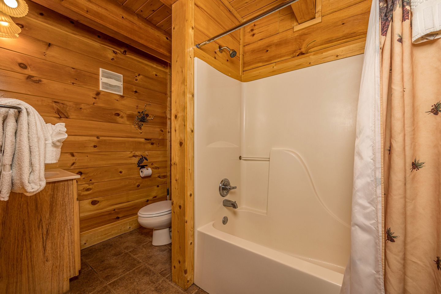 Mountain Cabin with Hot-Tub, Amazing Views and Pools in Sevierville, Tennessee