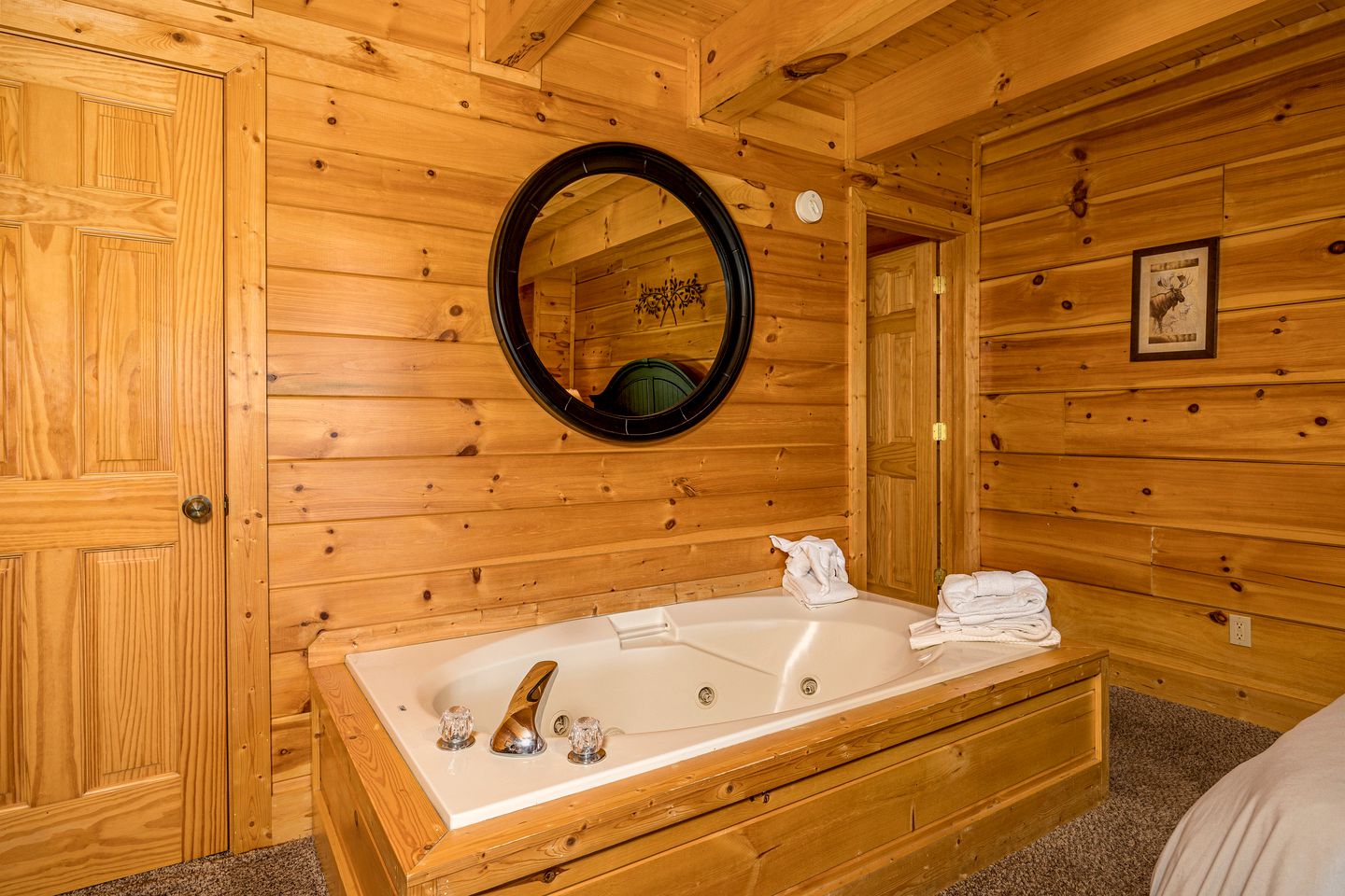 Mountain Cabin with Hot-Tub, Amazing Views and Pools in Sevierville, Tennessee