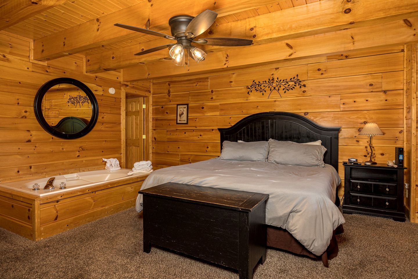 Mountain Cabin with Hot-Tub, Amazing Views and Pools in Sevierville, Tennessee