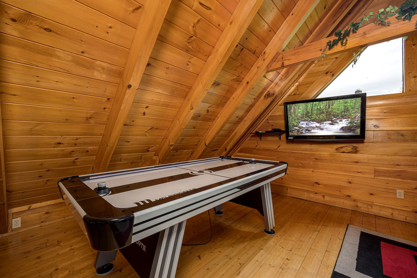 Mountain Cabin with Hot-Tub, Amazing Views and Pools in Sevierville, Tennessee