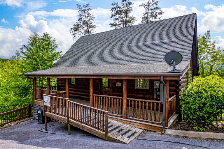 Mountain Cabin with Hot-Tub, Amazing Views and Pools in Sevierville, Tennessee
