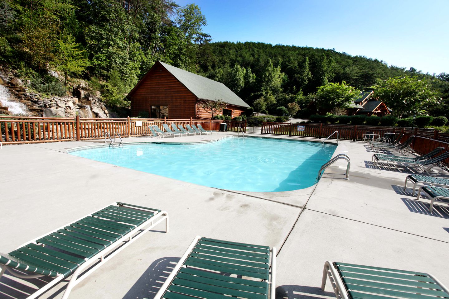 Mountain Cabin with Hot-Tub, Amazing Views and Pools in Sevierville, Tennessee