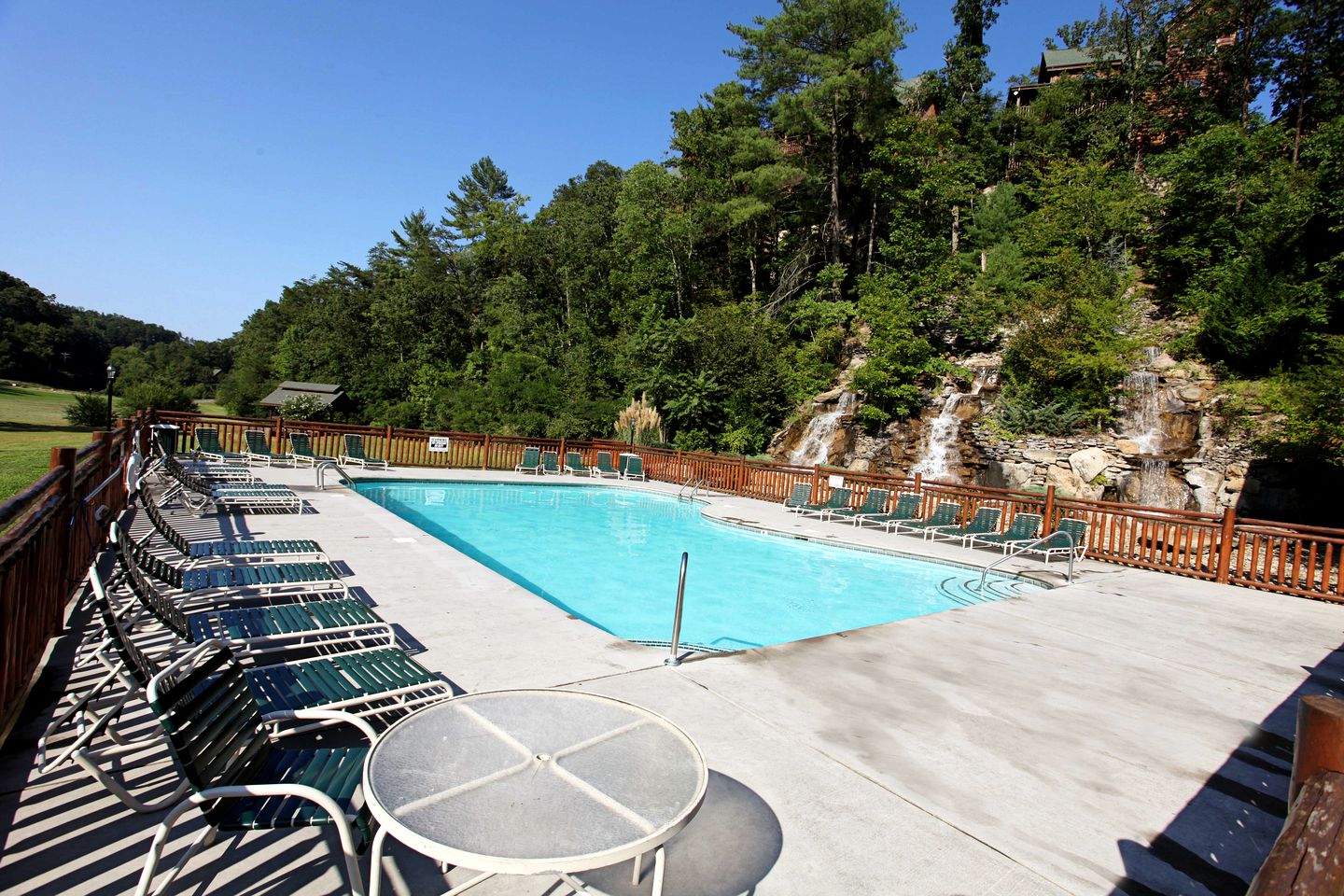 Mountain Cabin with Hot-Tub, Amazing Views and Pools in Sevierville, Tennessee