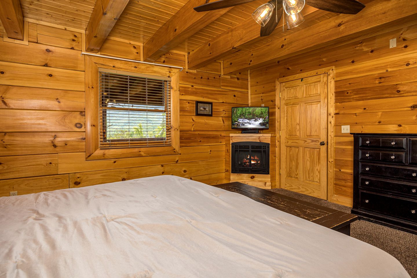Mountain Cabin with Hot-Tub, Amazing Views and Pools in Sevierville, Tennessee