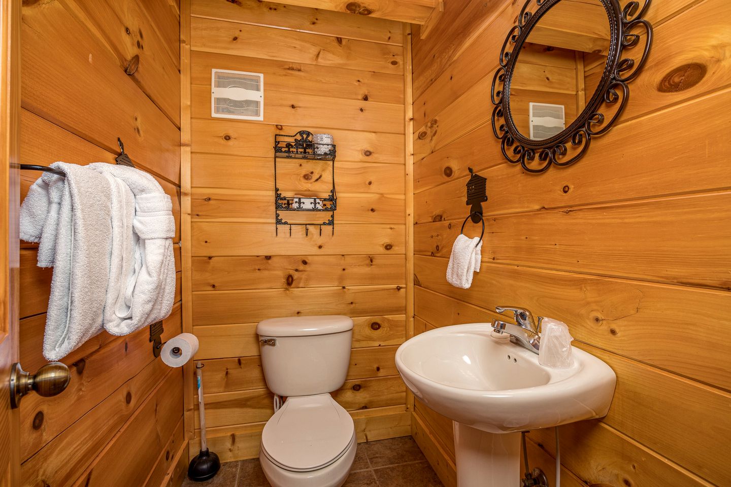 Mountain Cabin with Hot-Tub, Amazing Views and Pools in Sevierville, Tennessee